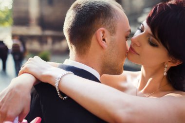 Damat geri güzel bir gelin yanağını için eğilerek bir görünüm 