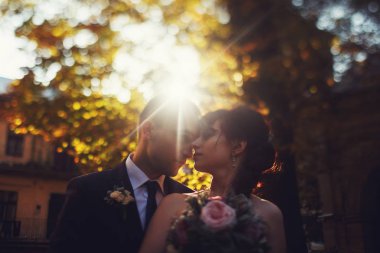 Süre o onun alnına sta eğilir damat gelini arkadan sarılarak