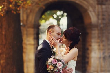 Gelin Damat yanak bir öpücük önce ihale tutar 