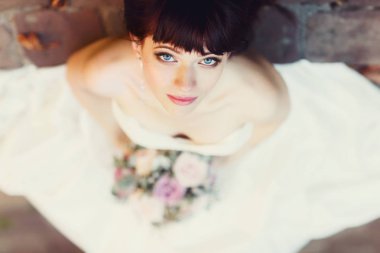 Esmer gelin masmavi gözleriyle baktı 