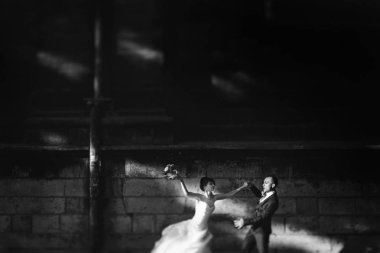 Güzel gelin damadın hugs güneş ışınlarının ayakta düşüyor 