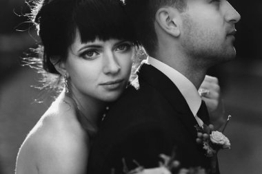 Büyük derin gözleri gelinle damat arkadan sarılarak 