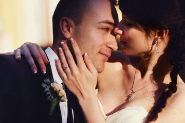 Olmadığım ışınları ayakta parlayan gelin vuruş damat'ın yüz