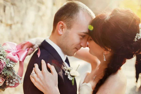 Mutlu sarılma düğün çift üzerinde güneş parlıyor — Stok fotoğraf