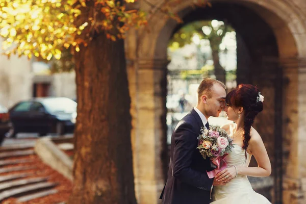 Sposo tiene le mani della sposa tenero in piedi con lei in un vecchio bac — Foto Stock