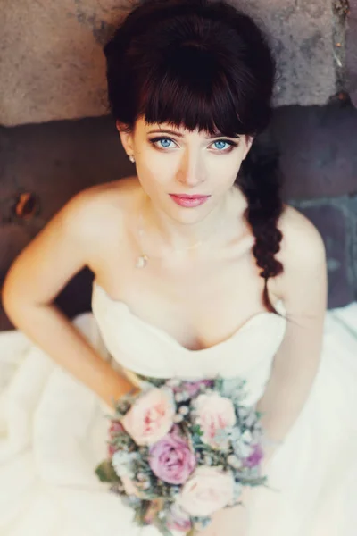 舗装にある素晴らしいブルネット青い目の花嫁 — ストック写真