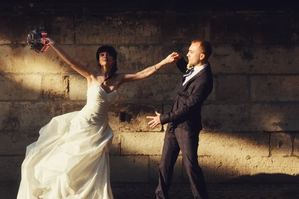 Jolie mariée tombe aux câlins du marié — Photo