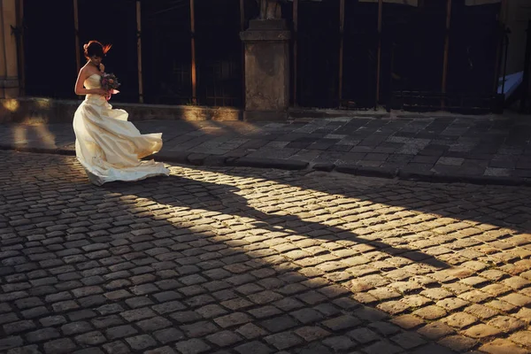 Soarele lasă o umbră de mireasă pe stradă în timp ce ea stă pe — Fotografie, imagine de stoc