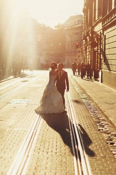 Sonne scheint über der Straße, auf der das Brautpaar steht — Stockfoto