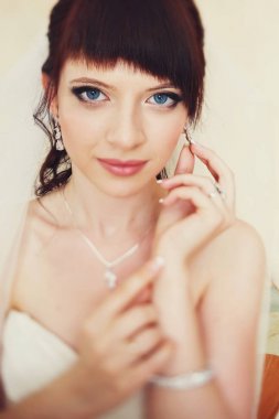 Blu-eyed göz ayarlamak beyaz kristal küpe 