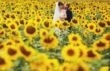 İle kaplı sahada ayakta arkasından gelin damat hugs 