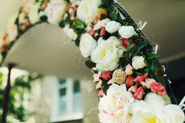 Βωμός γάμου κατασκευασμένα από ροζ και λευκά τριαντάφυλλα και διακοσμημένα με gr — Φωτογραφία Αρχείου