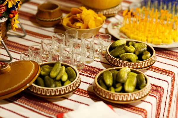 Pickled cucumbers lie in ethnic pottery — Stock Photo, Image