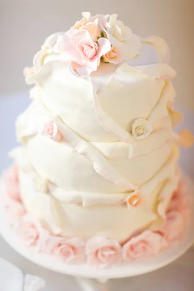 完美的婚礼蛋糕，粉红釉玫瑰装饰 — 图库照片