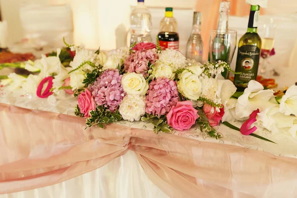 Bouquet de roses et hortensias debout sur la table du dîner — Photo
