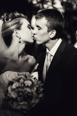 Siyah beyaz resim bir peacefull damadın zevk bir gelin 