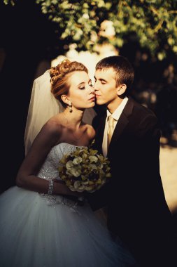 Sokakta duran yeni evliler arasında hassas bir an 