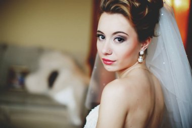 Kırmızı dudaklar ile güzel gelin onun omuz üzerinden görünüyor