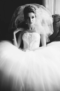 Gelin bir elbise içinde boğulma büyük bir sandalyede oturur