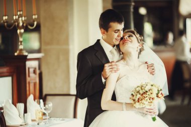 O onun omuz eğilimindedir tutar ise gülen gelin damat için eğilir