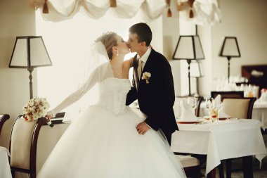 Gelin Damat boyun onu boş bir restauran öpüşme sırasında tutar