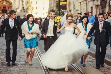 Savaşçı ruhu gelinle damat ile tramvay yürür bir