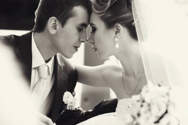 Gelin ve damat birbirine yaslanmış arasında bir peacefull an