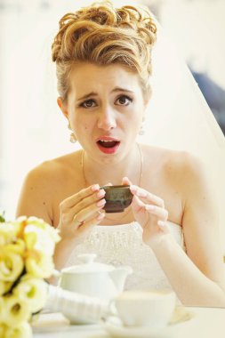 Komik bir acı kahve içme gelin görünüyor