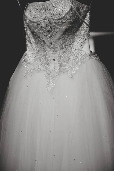 Gyönyörű mennyasszonyi ruha, fűző hímzett ékszerek hang — Stock Fotó