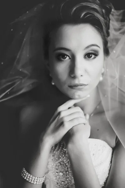 Um retrato preto e branco de uma noiva bonita segurando suas mãos b — Fotografia de Stock