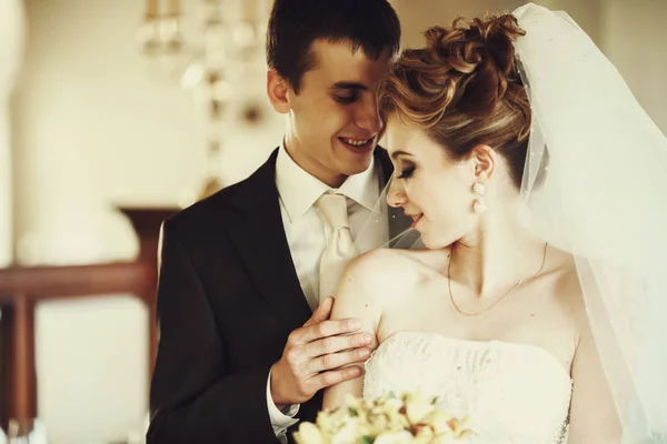 Glücklicher Bräutigam umarmt eine Braut, die hinter ihr steht — Stockfoto