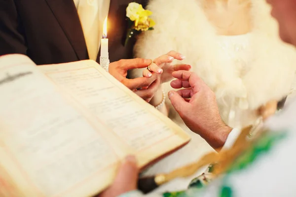 新郎に立っている繊細な花嫁の指に結婚指輪を置く — ストック写真