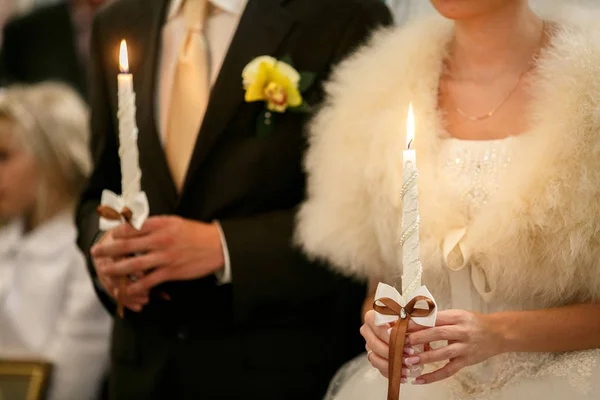 Палаючий свічки штурвал молодятам під час церемонії — стокове фото