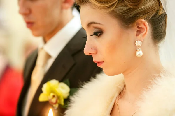 Ein Profil einer Braut, die während einer Verlobung nachdenklich steht — Stockfoto