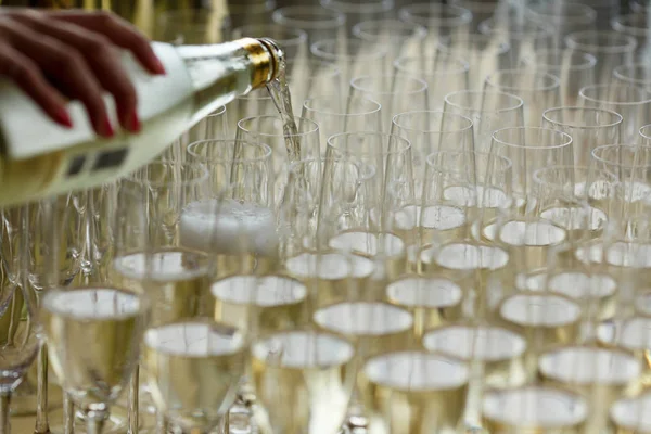 Camarero vierte champán en las copas — Foto de Stock