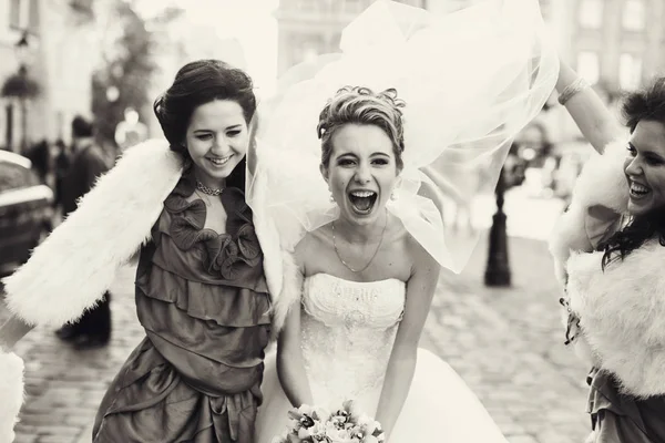 Los Bridesmauds levantan el velo de la novia mientras bailan en la calle — Foto de Stock