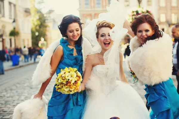 Braut schüttelt ihren Schleier, während sie mit Brautjungfern auf der Schnur tanzt — Stockfoto
