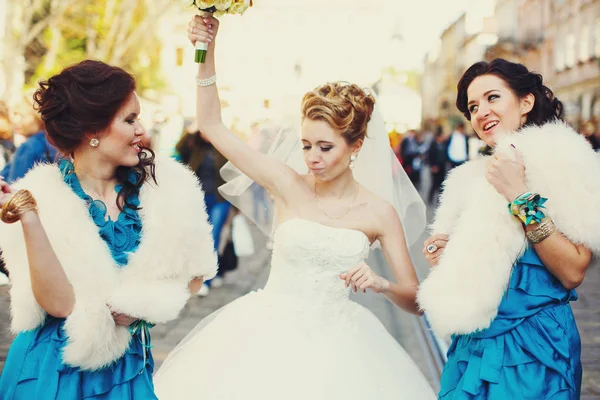 Braut hebt die Hand mit einem Strauß, der mit Brautjungfern tanzt — Stockfoto
