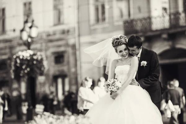 Braut sieht sehr glücklich aus, von einem Bräutigam umarmt zu werden — Stockfoto