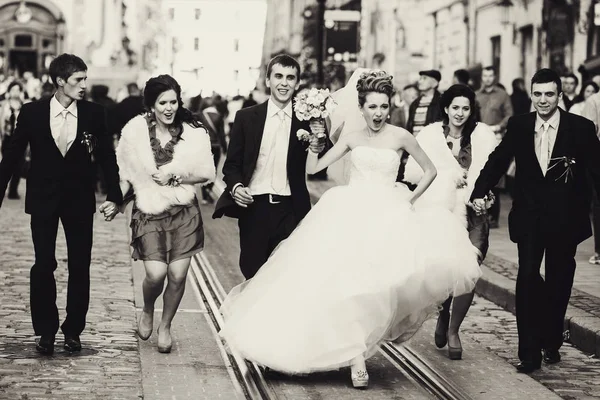 Uma imagem balck e branco com noiva guerreira andando com o amigo — Fotografia de Stock