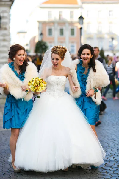 Noiva grita andando com damas de honra ao longo da rua — Fotografia de Stock