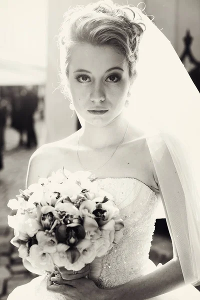 彼女は路上でポーズしながら見事な花嫁に太陽は輝く — ストック写真