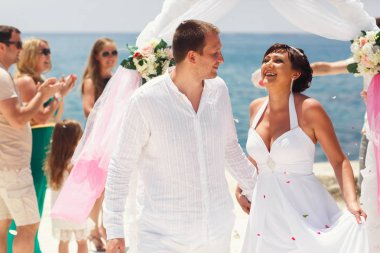 Onunla deniz yürüyüş gülünecek bir gelin damat hayran