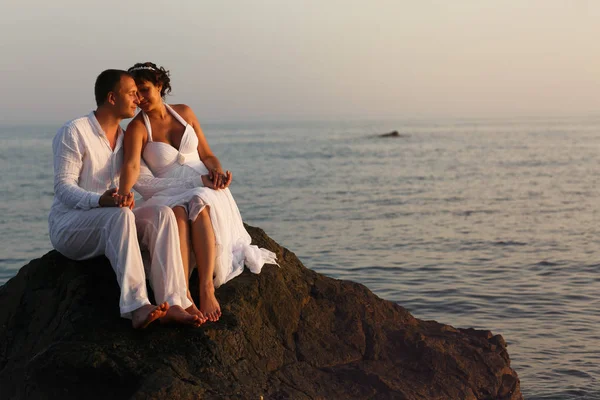 Un momento tranquilo entre recién casados sentados en la gran piedra en — Foto de Stock