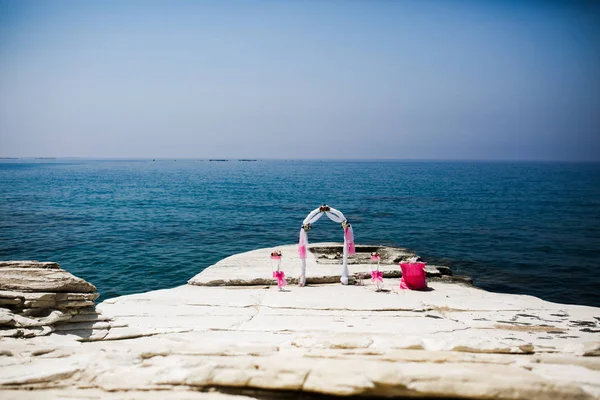 粉色婚礼坛站在石头前海 — 图库照片