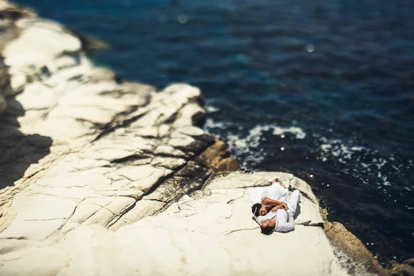 Gelin damadın omzuna deniz kıyısında dinlenme yatıyor — Stok fotoğraf