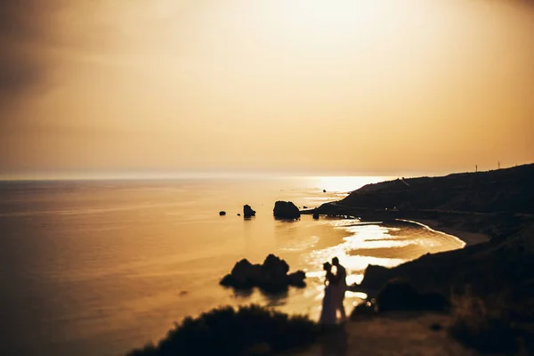 행복 한 부부 저녁 ligh의 전체 바다의 해 안에 키스 — 스톡 사진