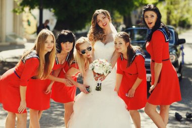 Denizciler komik bir gelin çevreleyen nedime giyinip 