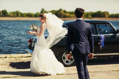 İhale gelin groo ise eski bir araba arkasında bir rüzgar duran sahiptir