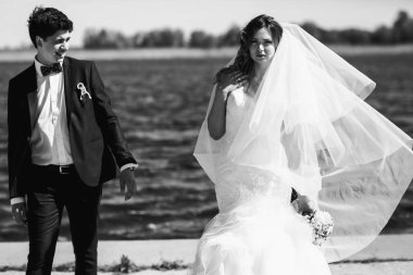 Bir peçe ile kaplı bir çarpıcı gelin damat bakar 